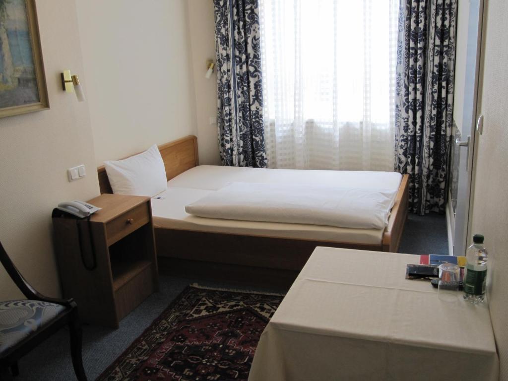 Hotel Pension Fasanenhaus Берлин Стая снимка